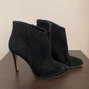 VINCE CAMUTO Lorenza Suede Booties